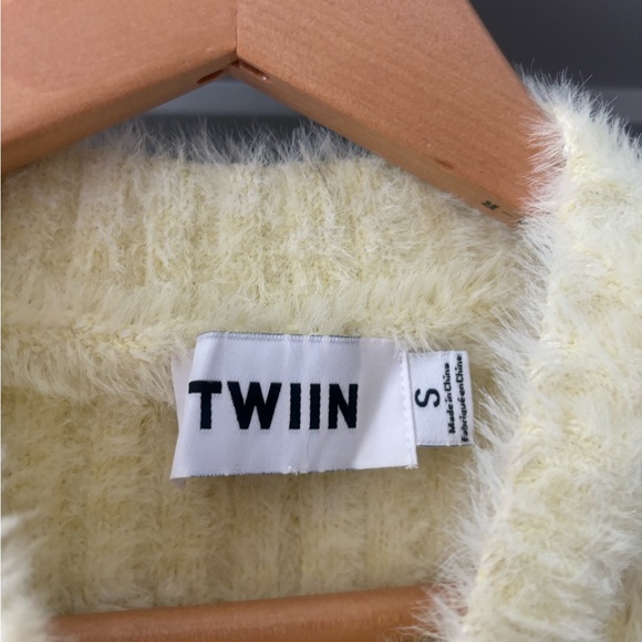 Baby yellow sleeveless sweater - Picture 2 of 3